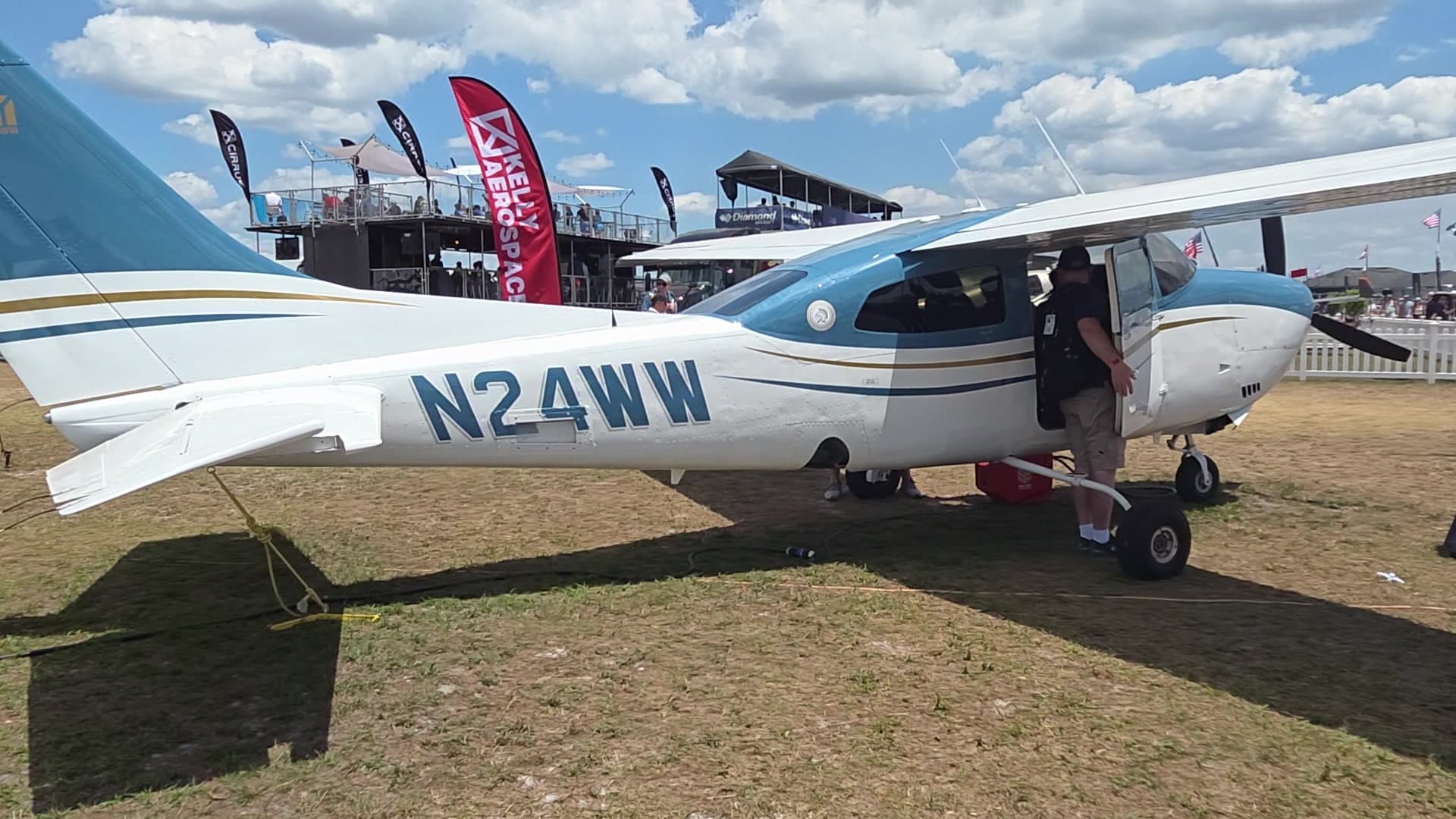 N24WW - Cessna 182-class high-wing piston single