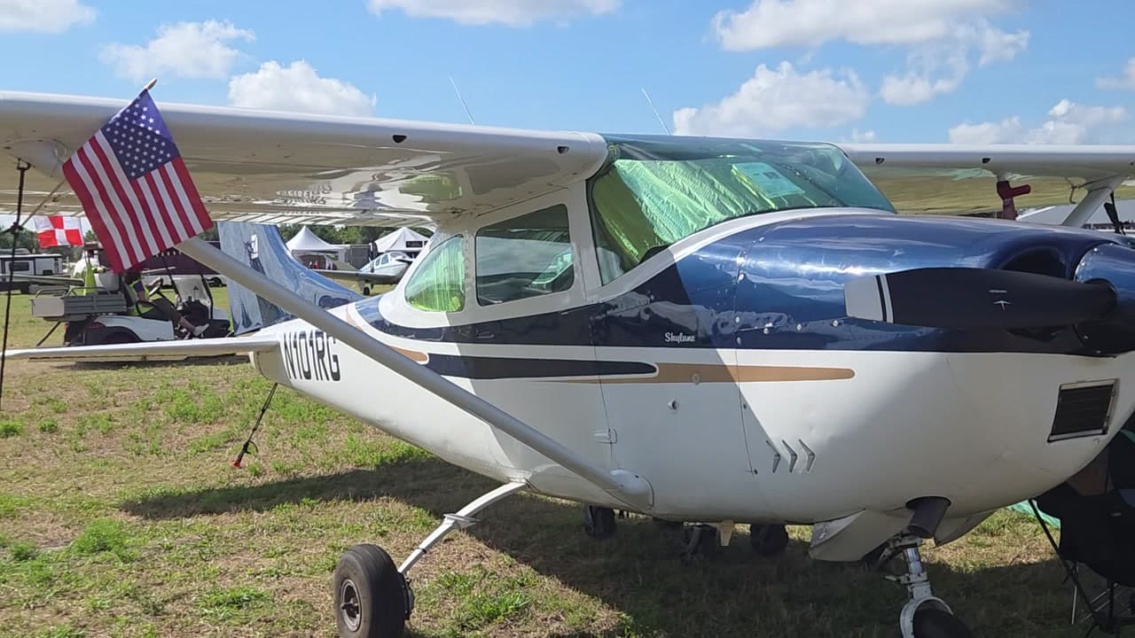 N101RG - Cessna 182L at KLAL