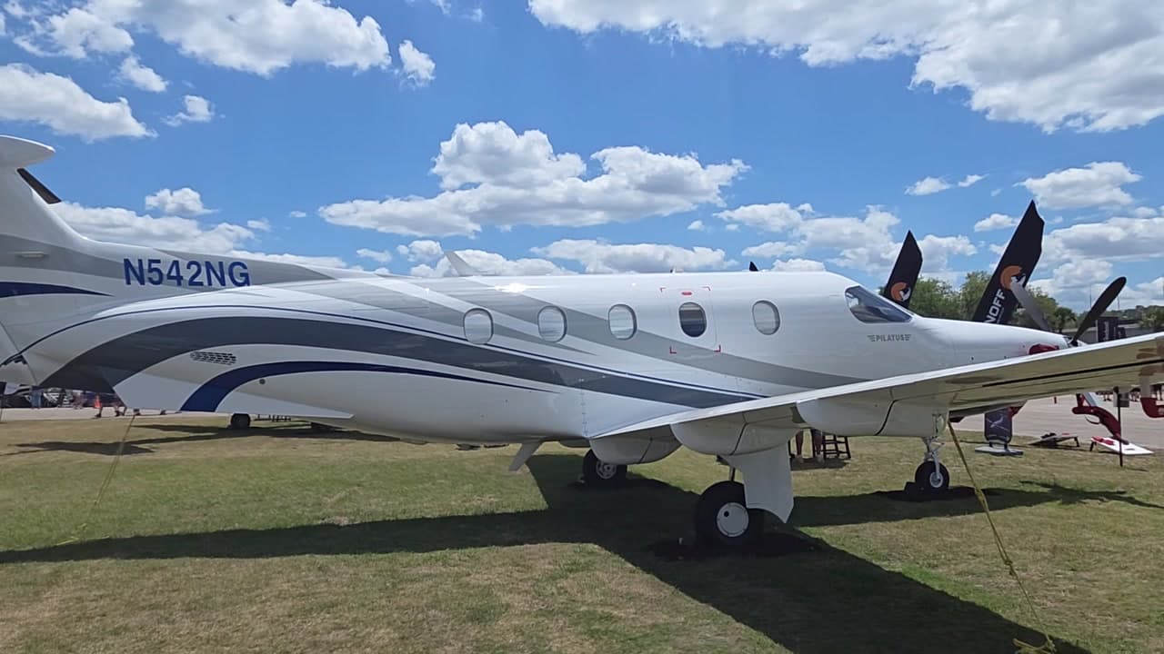 N542NG at KLAL